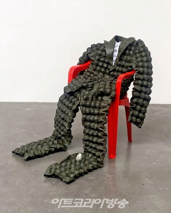 그린 양가죽 소재의 달걀 상자 모양의 군복