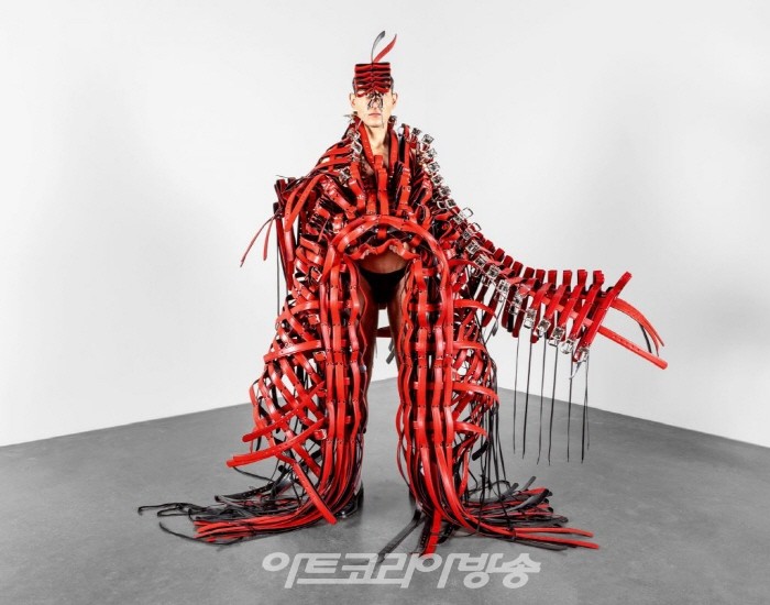 바바라 산체스-케인, 제목 없음 (2023). 벨트, 리벳, 폴리에스터 및 금속