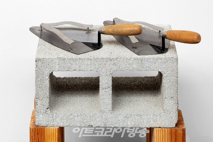 플립 플롭을 흙손으로