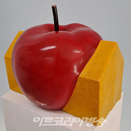 life- participation of dream - big apple, 25x20x22cm, FRP 아크릴 채색, 2022