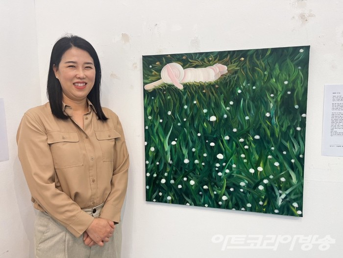 힐링아트작가회의 임영주회장과 그의 작품. 대학 및 대학원에서 서양화를 전공한 작가로서 다시 대학원에 진학하여 미술치료 석사학위를 취득하였다.  '우울해도 괜찮아'라는 그녀의 작품은 자신이 경험한 우울과 무기력을 재치있게 승화시킨 작품이다. 