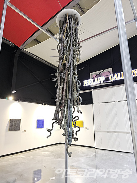 김성헌 作 _ 무제_200x200x400cm_폐플라스틱_2023