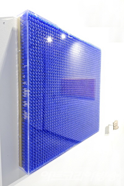 김성헌 作 _ 무제_54x54x6.5cm_플라스틱팬뚜껑_2023