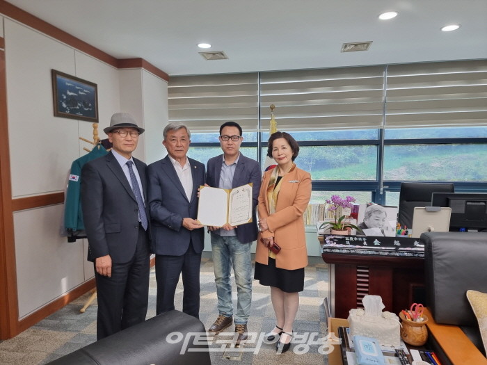 세계적인 아티스트 ‘리리’ (사) 한국어 소리 아카데미 총장 추대