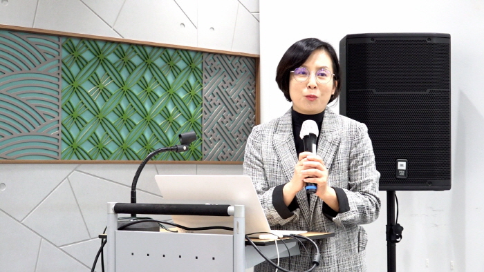 김미희 큐레이터가 사회를 보고 있다.