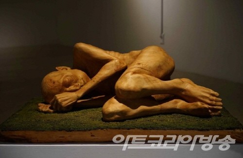 김현준 作_never ending 2_2020_조각,나무(홍송)_62x97x37cm