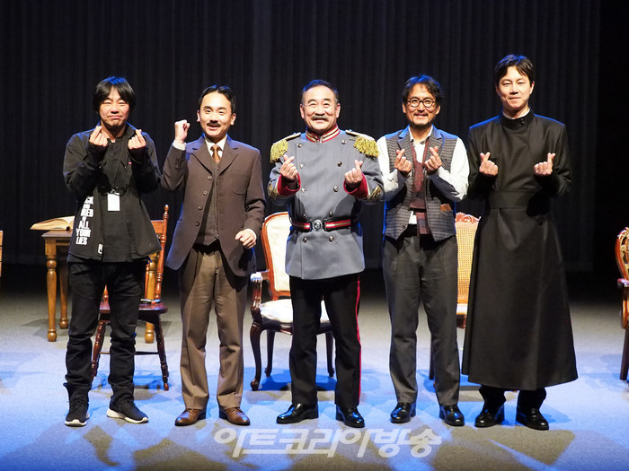 서울시극단의 옴니버스극 '굿닥터' 프레스콜(사진 왼쪽부터 김승철 연출-이승우-김귀선-김수현-정원조) 2023.10.06 사진 ⓒ아트코리아방송 이용선 기자