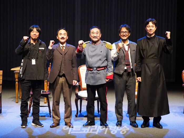서울시극단의 옴니버스극 '굿닥터' 프레스콜(사진 왼쪽부터 김승철 연출-이승우-김귀선-김수현-정원조) 2023.10.06 사진 ⓒ아트코리아방송 이용선 기자