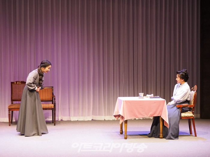 서울시극단의 옴니버스극 '굿닥터' 프레스콜(여주인 역 강지원, 쥴리아 역 김영경) 2023.10.06 사진 ⓒ아트코리아방송 이용선 기자