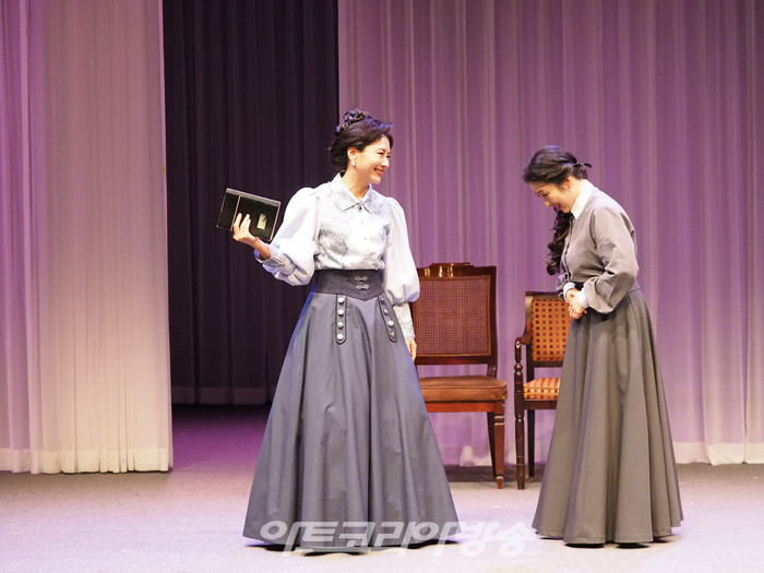 서울시극단의 옴니버스극 '굿닥터' 프레스콜(여주인 역 강지원, 쥴리아 역 김영경) 2023.10.06 사진 ⓒ아트코리아방송 이용선 기자