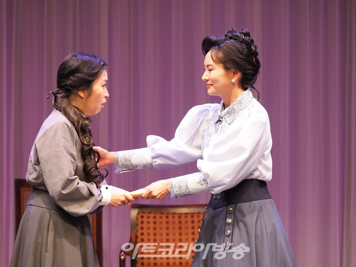 서울시극단의 옴니버스극 '굿닥터' 프레스콜(여주인 역 강지원, 쥴리아 역 김영경) 2023.10.06 사진 ⓒ아트코리아방송 이용선 기자