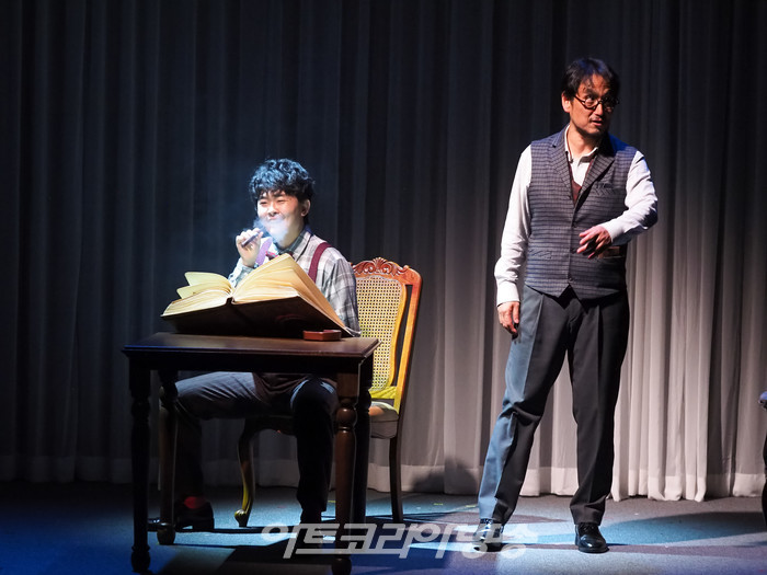 서울시극단의 옴니버스극 '굿닥터' 프레스콜(조수 쿠리야틴 역 박현민, 작가 역 김수현) 2023.10.06 사진 ⓒ아트코리아방송 이용선 기자