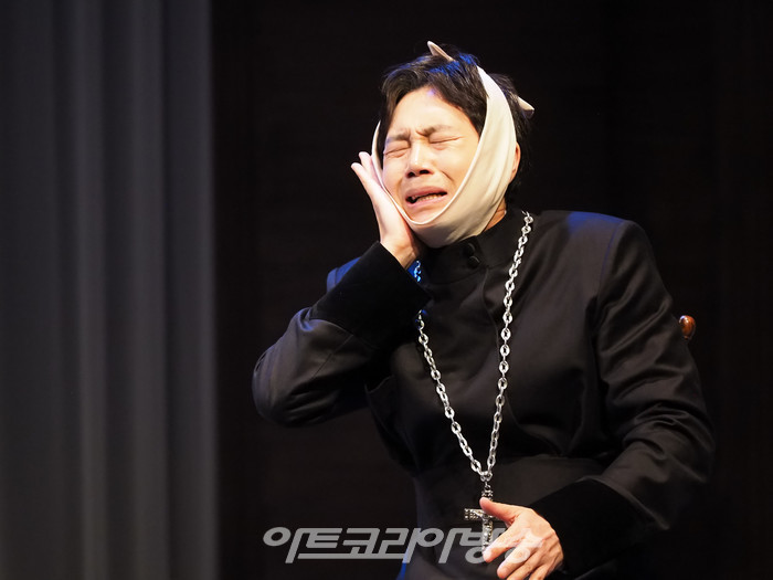 서울시극단의 옴니버스극 '굿닥터' 프레스콜(사제 역 정원조) 2023.10.06 사진 ⓒ아트코리아방송 이용선 기자
