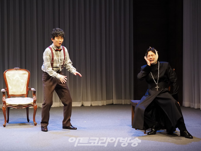 서울시극단의 옴니버스극 '굿닥터' 프레스콜(사제 역 정원조, 조수 쿠리야틴 역 박현민) 2023.10.06 사진 ⓒ아트코리아방송 이용선 기자