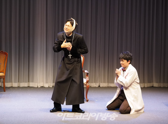 서울시극단의 옴니버스극 '굿닥터' 프레스콜(사제 역 정원조, 조수 쿠리야틴 역 박현민) 2023.10.06 사진 ⓒ아트코리아방송 이용선 기자