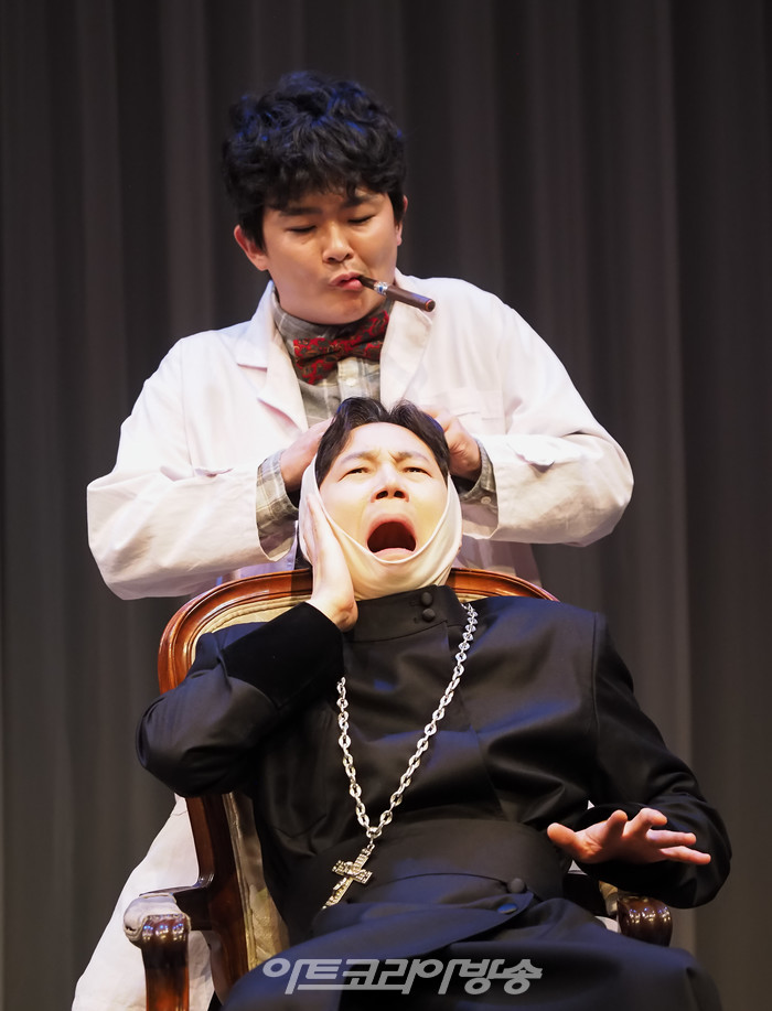 서울시극단의 옴니버스극 '굿닥터' 프레스콜(사제 역 정원조, 조수 쿠리야틴 역 박현민) 2023.10.06 사진 ⓒ아트코리아방송 이용선 기자