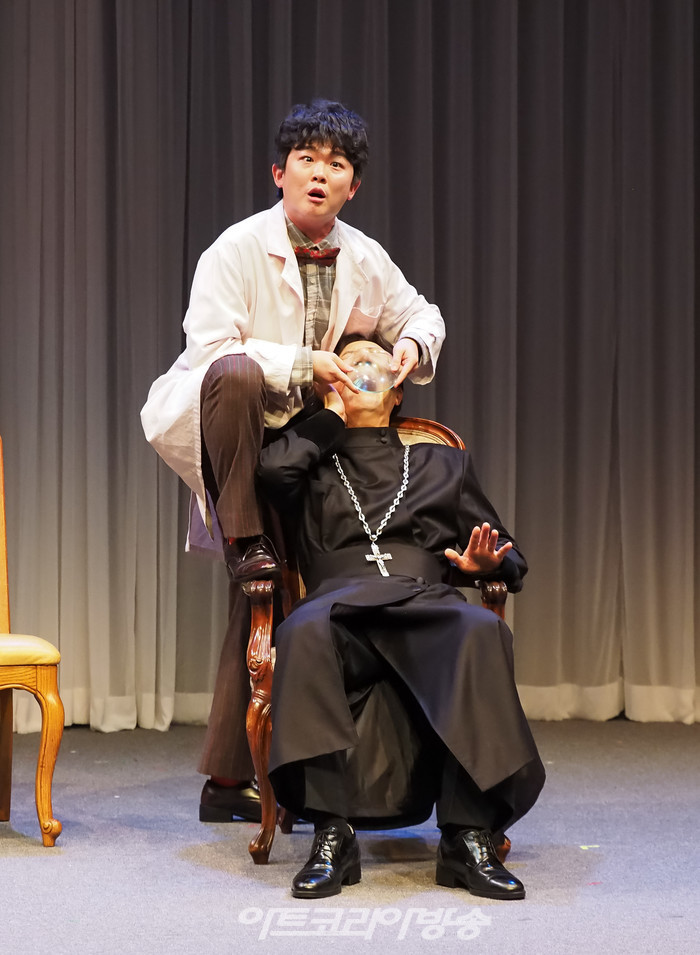 서울시극단의 옴니버스극 '굿닥터' 프레스콜(사제 역 정원조, 조수 쿠리야틴 역 박현민) 2023.10.06 사진 ⓒ아트코리아방송 이용선 기자