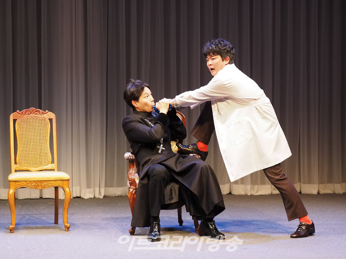 서울시극단의 옴니버스극 '굿닥터' 프레스콜(사제 역 정원조, 조수 쿠리야틴 역 박현민) 2023.10.06 사진 ⓒ아트코리아방송 이용선 기자