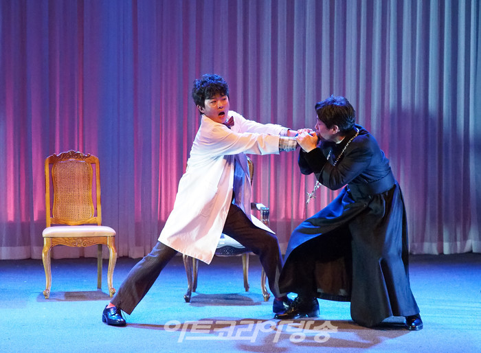 서울시극단의 옴니버스극 '굿닥터' 프레스콜(사제 역 정원조, 조수 쿠리야틴 역 박현민) 2023.10.06 사진 ⓒ아트코리아방송 이용선 기자