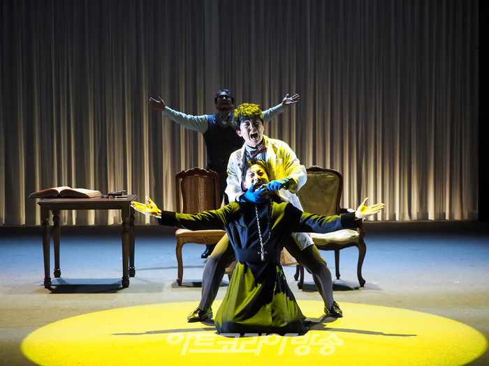 서울시극단의 옴니버스극 '굿닥터' 프레스콜(사제 역 정원조, 조수 쿠리야틴 역 박현민, 작가 역 김수현) 2023.10.06 사진 ⓒ아트코리아방송 이용선 기자