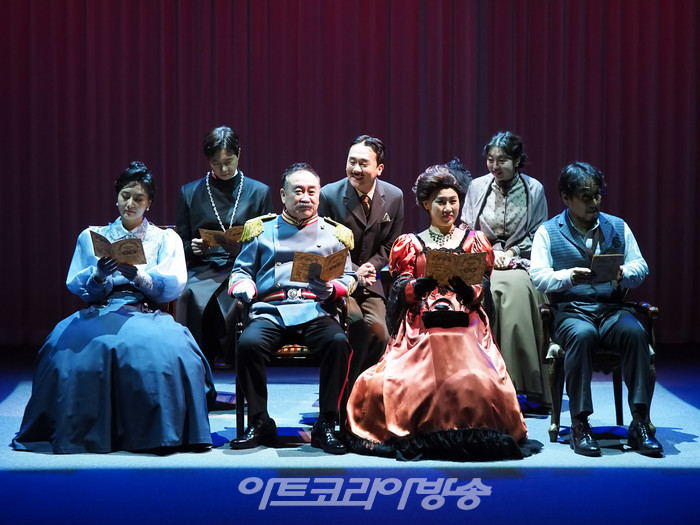 서울시극단 옴니버스극 '굿닥터' 프레스콜(장관 역 김귀선, 장관부인 역 문상희, 이반 역 이승우, 이반 아내 역 정다정, 작가 역 김수현) 2023.10.06 사진 ⓒ아트코리아방송 이용선 기자