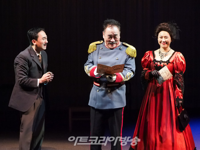 서울시극단 옴니버스극 '굿닥터' 프레스콜(장관 역 김귀선, 장관부인 역 문상희, 이반 역 이승우) 2023.10.06 사진 ⓒ아트코리아방송 이용선 기자