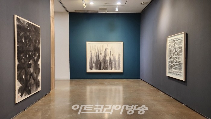 성북의 청괴들_붓 끝에 기대어 홀로 가리라_전시전경 2