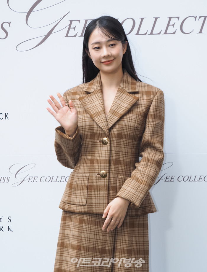 미스지콜렉션 2024 S/S 컬렉션. 2023.10.19 사진 ⓒ아트코리아방송 이용선 기자