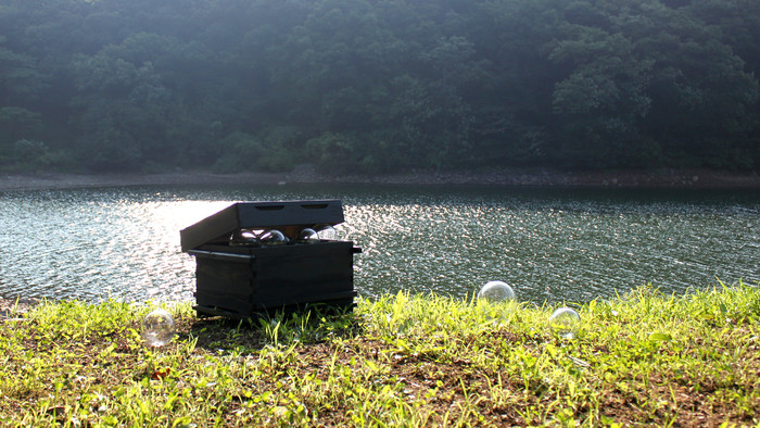 이은경 작가 전시작품 'The End: Honeybee’s Travel'. 제공 FeelGLASS