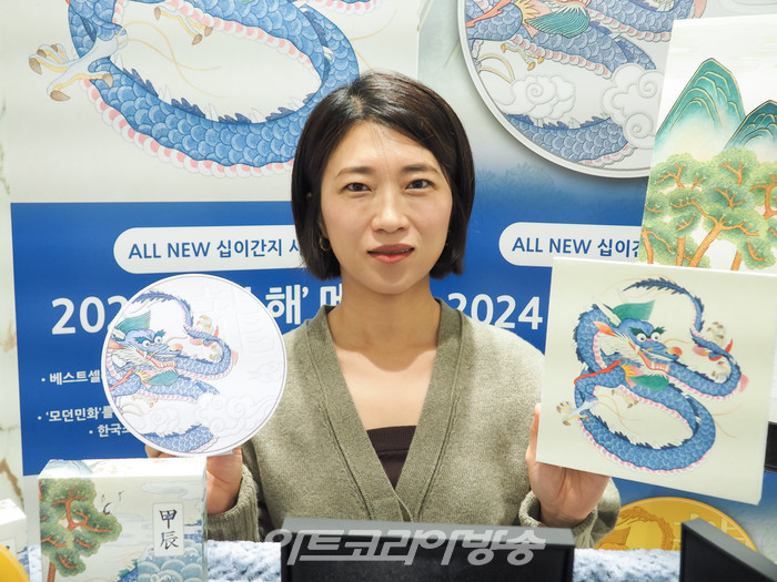 서하나 화가가 25일 오전 서울 서대문구 충정로 풍산화동양행 쇼룸에서 진행된 2024년 갑진년 (甲辰年) '청룡의 해'를 맞아 한국조폐공사 기념메달 및 해외 조폐국 기념주화 행사에서 포즈를 취하고 있다. 2023.10.25 사진 ⓒ아트코리아방송 이용선 기자