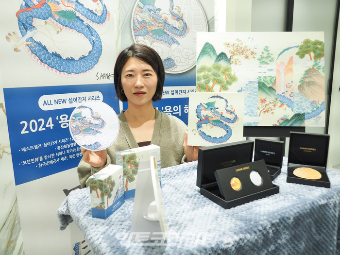 서하나 화가가 25일 오전 서울 서대문구 충정로 풍산화동양행 쇼룸에서 진행된 2024년 갑진년 (甲辰年) '청룡의 해'를 맞아 한국조폐공사 기념메달 및 해외 조폐국 기념주화 행사에서 포즈를 취하고 있다. 2023.10.25 사진 ⓒ아트코리아방송 이용선 기자