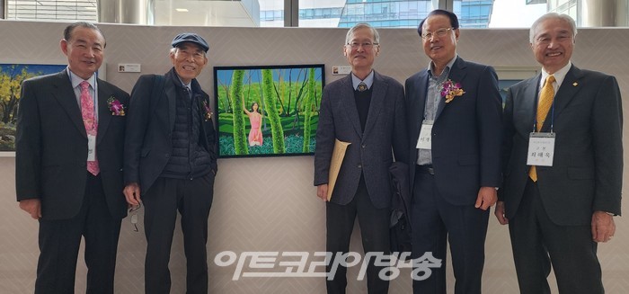 신토불이를 주제로 미술 창작 활동을 하는 현의송(좌에서 2번째) 작가와 이재관(우에서 두번째) 회장을 비롯한 축하 동인들