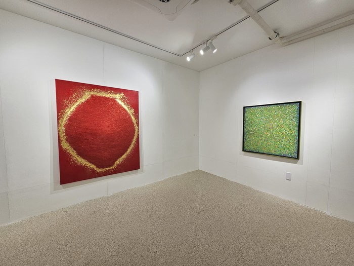 (왼쪽부터) 오정작가의 달항아리와 정서윤작가의 자개작품