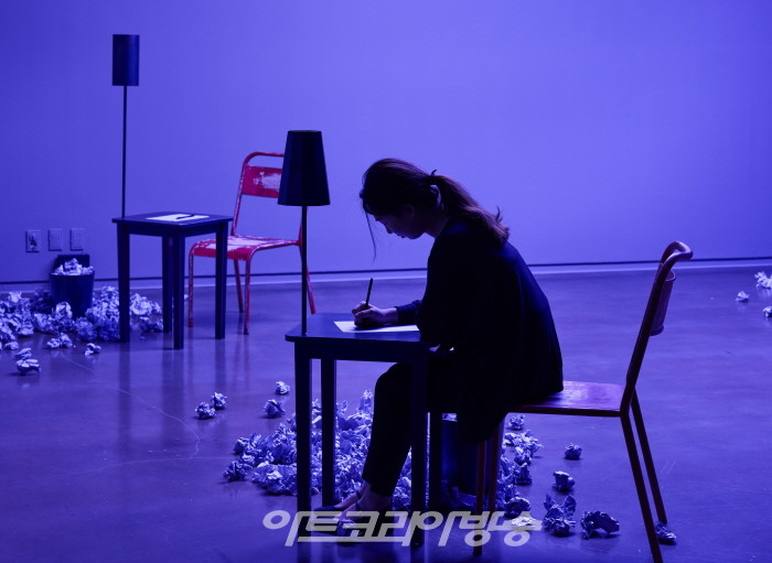 김승영, 쓸다, 2021, Installation