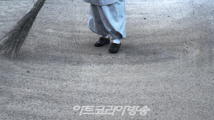 김승영, 쓸다, 2021, Single channel video and Sound(2분50초)