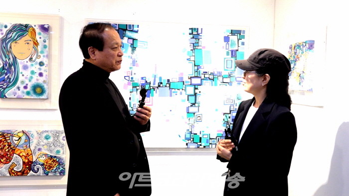 김한정 아트코리아방송 & 아트코리아문화예술협회 회장과 김영은 작가