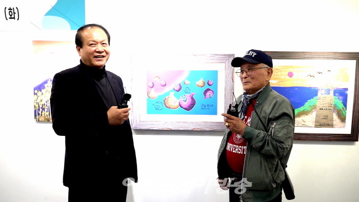 아트코리아방송 김한정 회장과 95세 최인규 작가가 인터뷰를 하고 있다.