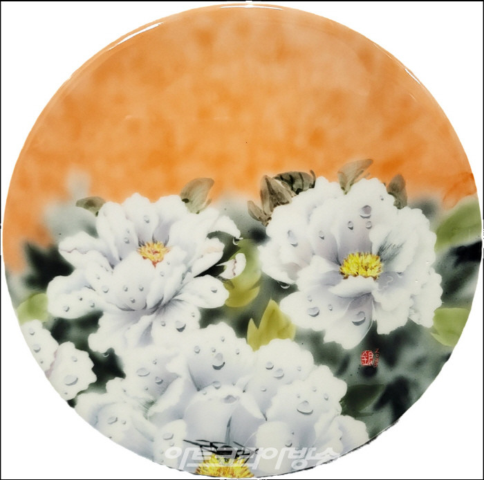 백모란 30x30cm painting on ceramic 백자도판 1235°c 산화소성 2023
