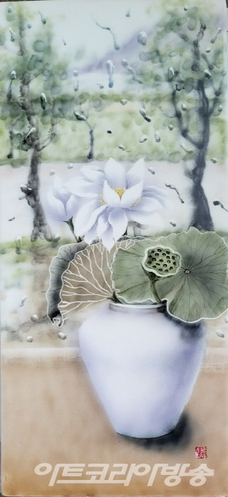 창가와 연꽃 30x52cm painting on ceramic 백자도판 1235°c 산화소성 2023
