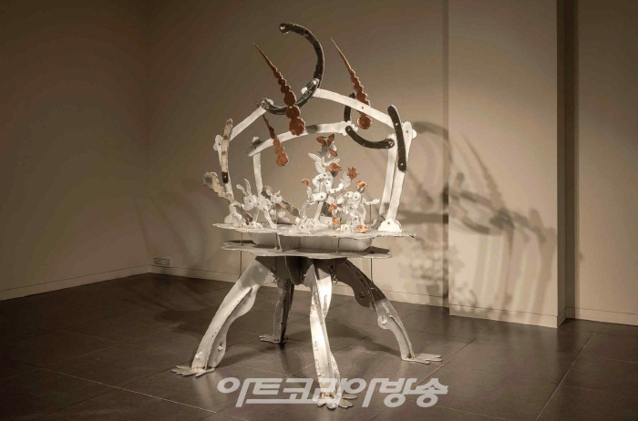 김성수, Running-Mates,106x123x189cm, aluminium,stainless steel, copper, 2022