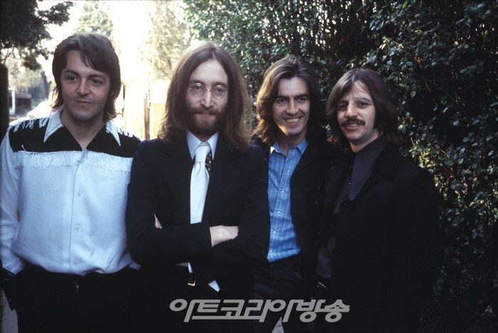 THE BEATLES - BLUE - CREDIT APPLE CORPS LTD. 제공 유니버설뮤직
