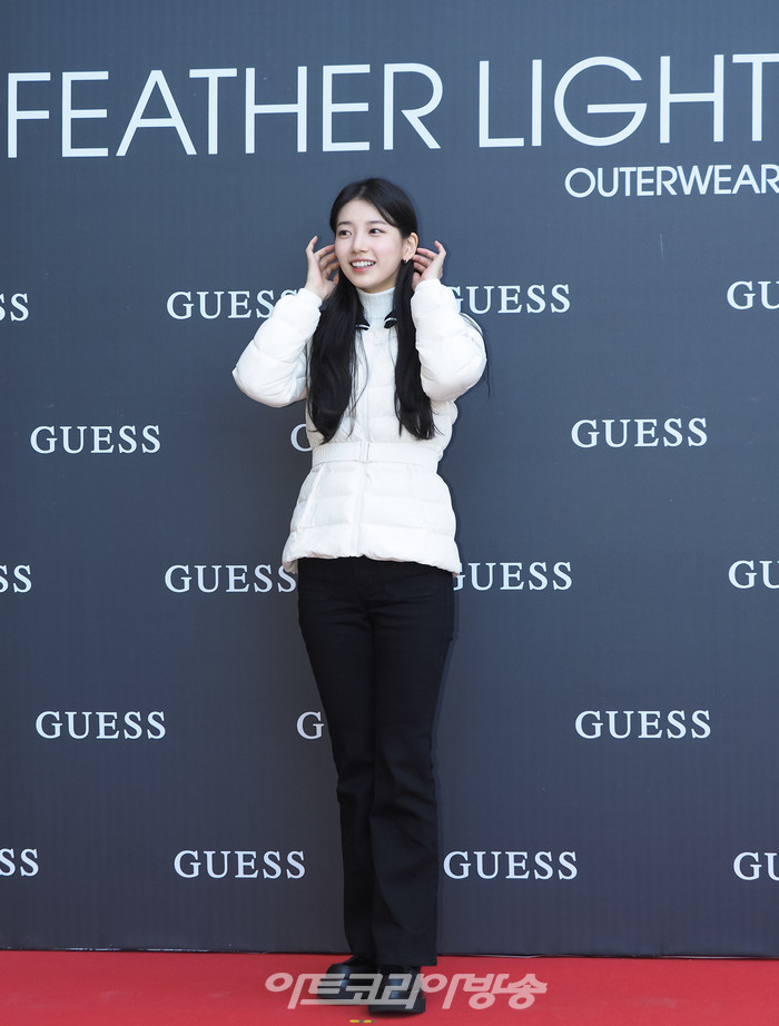 배우 수지 게스(GUESS) '페더라이트'(Feather Light) 팝업 행사. 2023.11.12 사진 ⓒ아트코리아방송 이용선 기자​