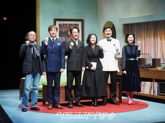 연극 '컬렉션' 프레스콜(사진 왼쪽부터 드라마트루기 김철리, 배우 정원조, 강신구, 변유정 연출, 배우 김신기, 최나라) 2023.12.01 사진 ⓒ아트코리아방송 이용선 기자