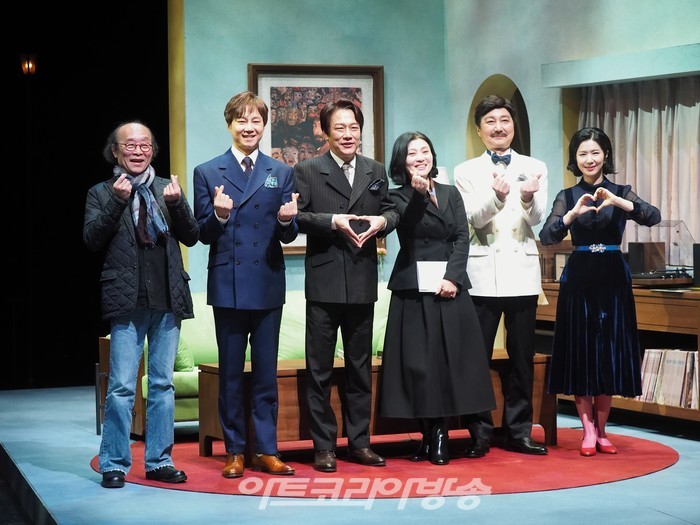 연극 '컬렉션' 프레스콜(사진 왼쪽부터 드라마트루기 김철리, 배우 정원조, 강신구, 변유정 연출, 배우 김신기, 최나라) 2023.12.01 사진 ⓒ아트코리아방송 이용선 기자
