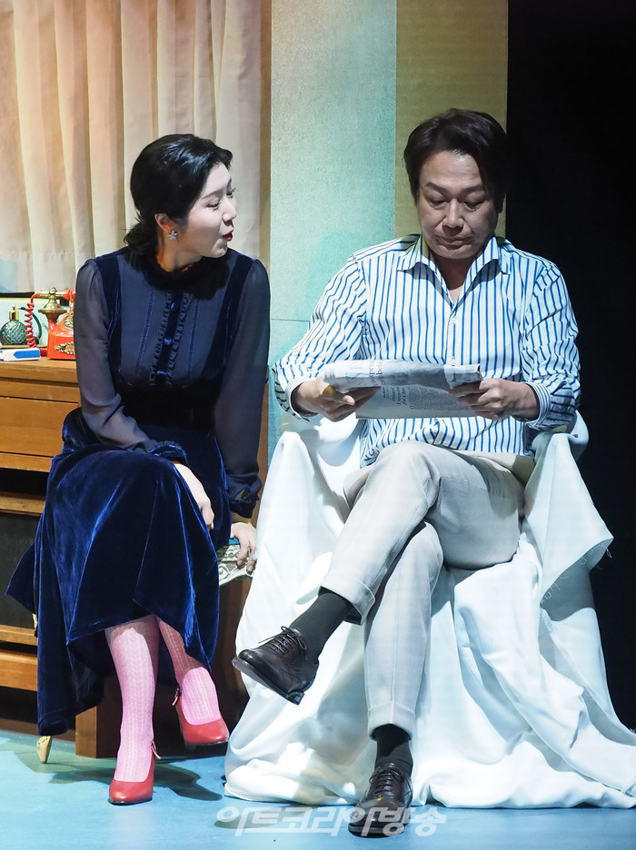 연극 '컬렉션' 프레스콜(스텔라 역 최나라, 제임스 역 강신구) 2023.12.01 사진 ⓒ아트코리아방송 이용선 기자