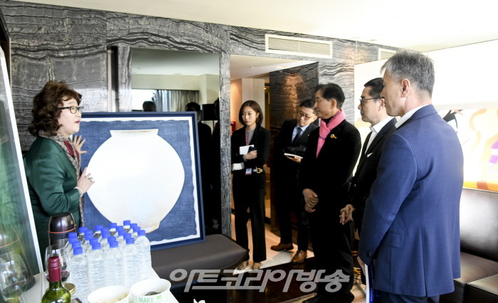 김혜정 관장이 세계거장전에서 롯데호텔 사장단을 비롯한 권대하 대표와 귀빈들에게 탑 갤러리스트로서 작품애 대한 소개를 하고 있다.