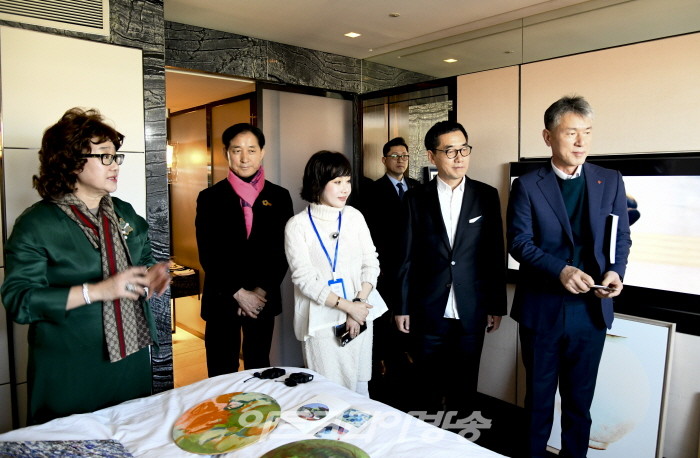 김혜정 관장이 세계거장전에서 롯데호텔 사장단을 비롯한 권대하 대표와 귀빈들에게 탑 갤러리스트로서 작품애 대한 소개를 하고 있다.