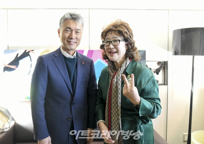 김혜정 관장이 세계거장전에서 롯데호텔 사장단을 비롯한 권대하 대표와 귀빈들에게 탑 갤러리스트로서 작품애 대한 소개를 하고 있다.