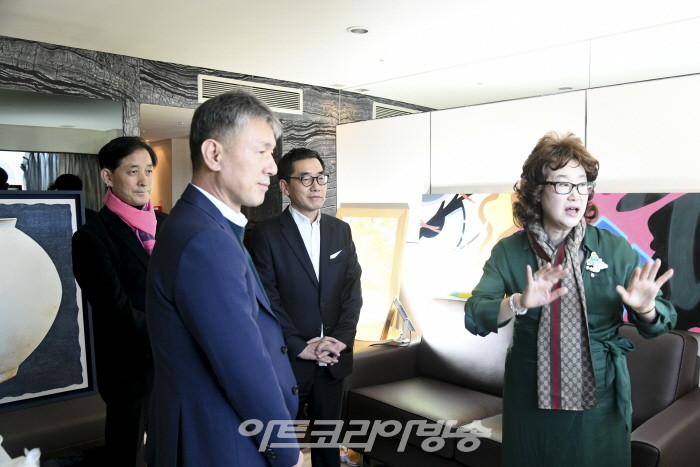 롯데호텔 김태홍 대표 외, 주최측에 설명