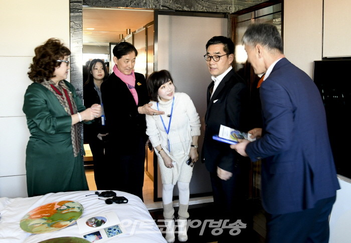 조애리작가 설명 타임스퀘어 스크린 국내 백남준 같은 스펙좋은 작가소개